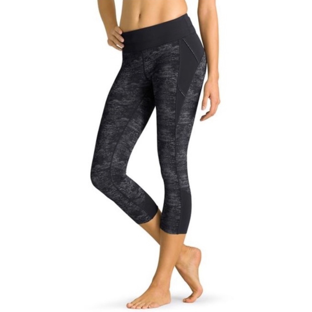 Athleta crush connect heathered grey and black camo print capri leggings. Size S